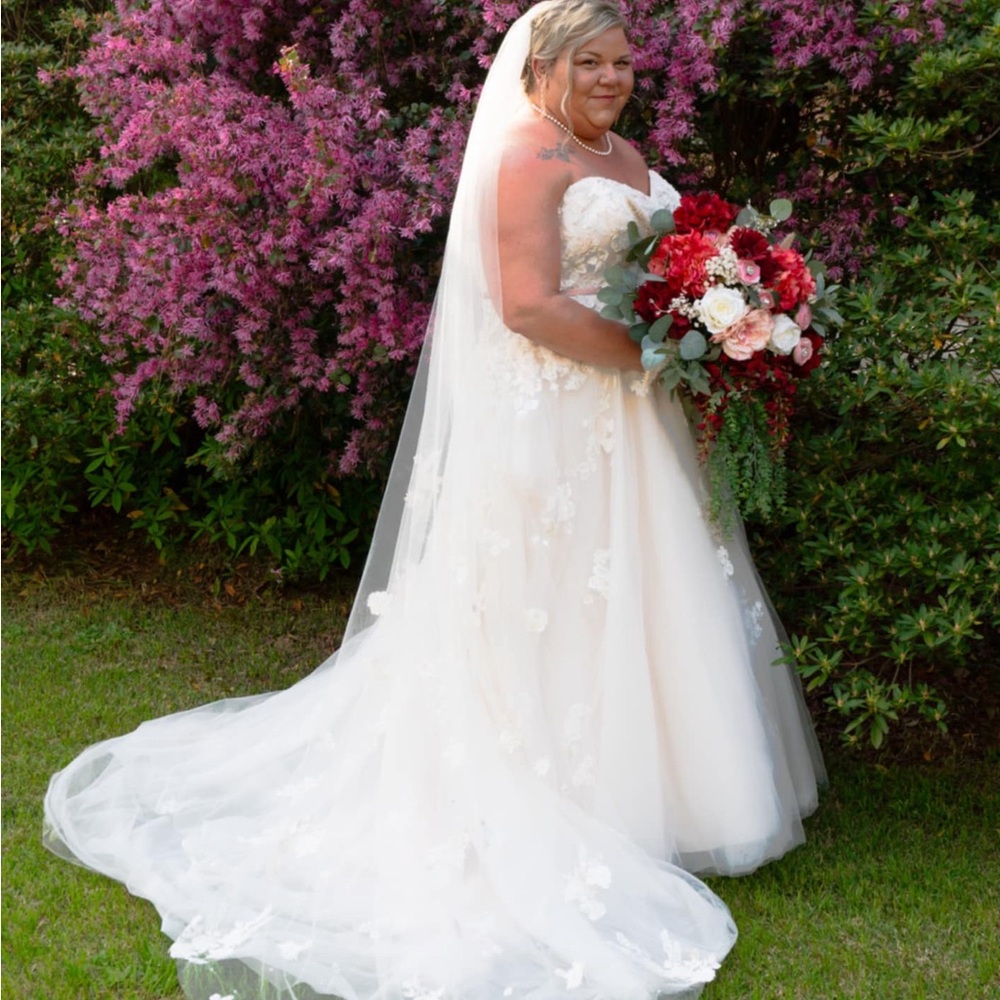 David's Bridal White Cap Sleeve Sweetheart Wedding Gown